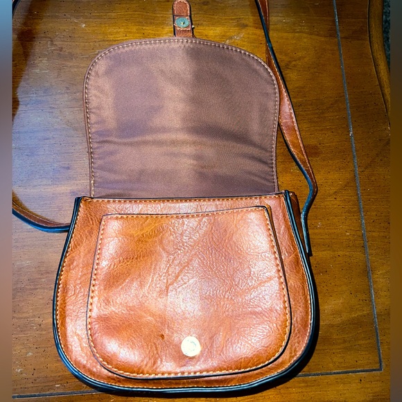 Crossbody - Picture 4 of 6